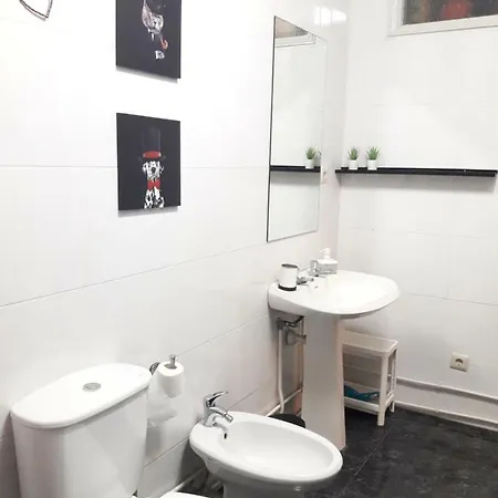 באזור העיר העתיקה, בגודל 75 מר, עם 2 חדרי שינה ו- 1 חדרי רחצה פרטיים דירה פורטו